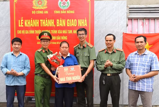 Công an tỉnh Đắk Nông khánh thành và bàn giao nhà tình nghĩa -0