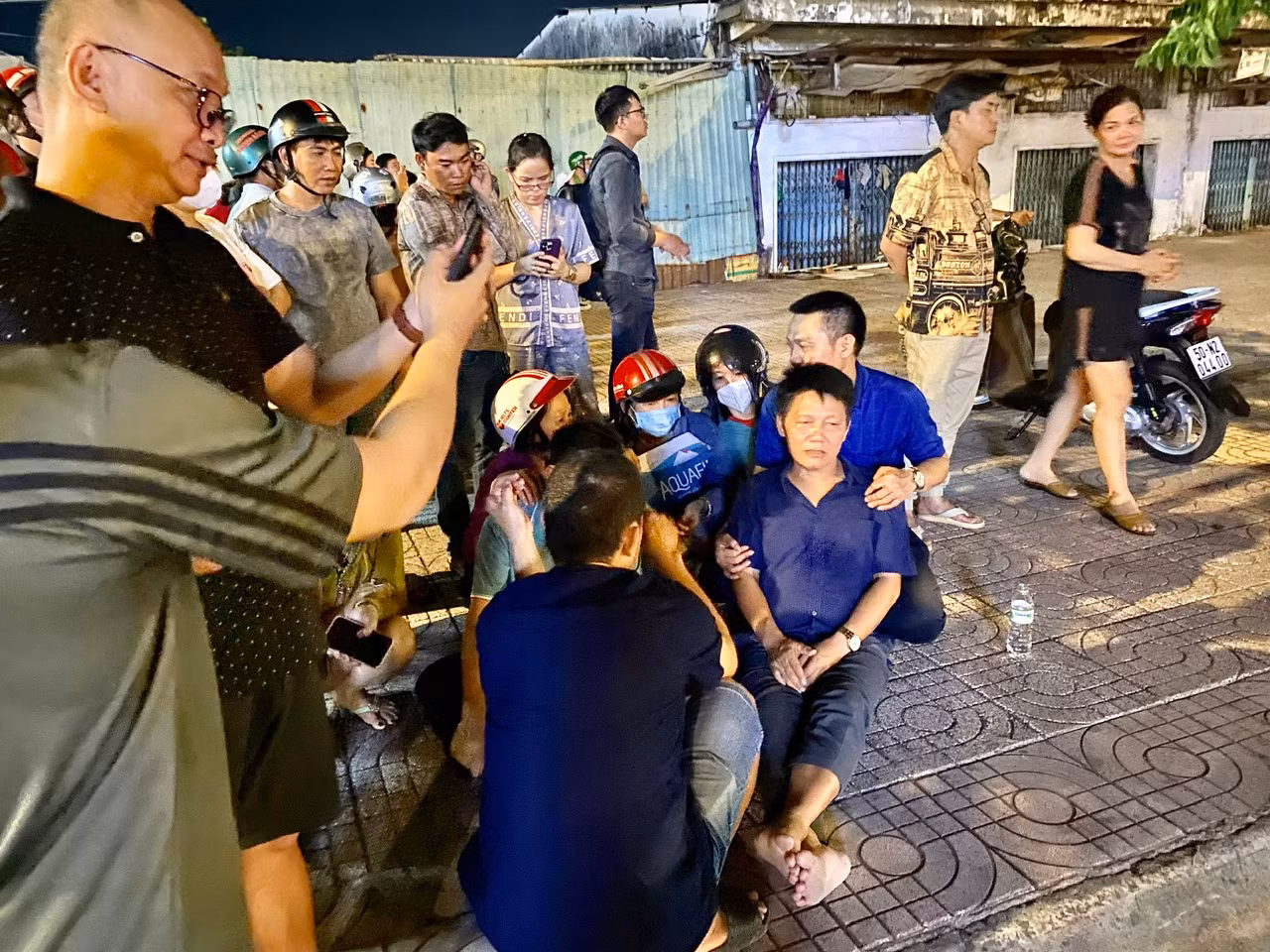 Người thân&nbsp; ngất xỉu tại hiện trường vụ xe Jeep tông 2 người tử vong ở Bình Tân -1