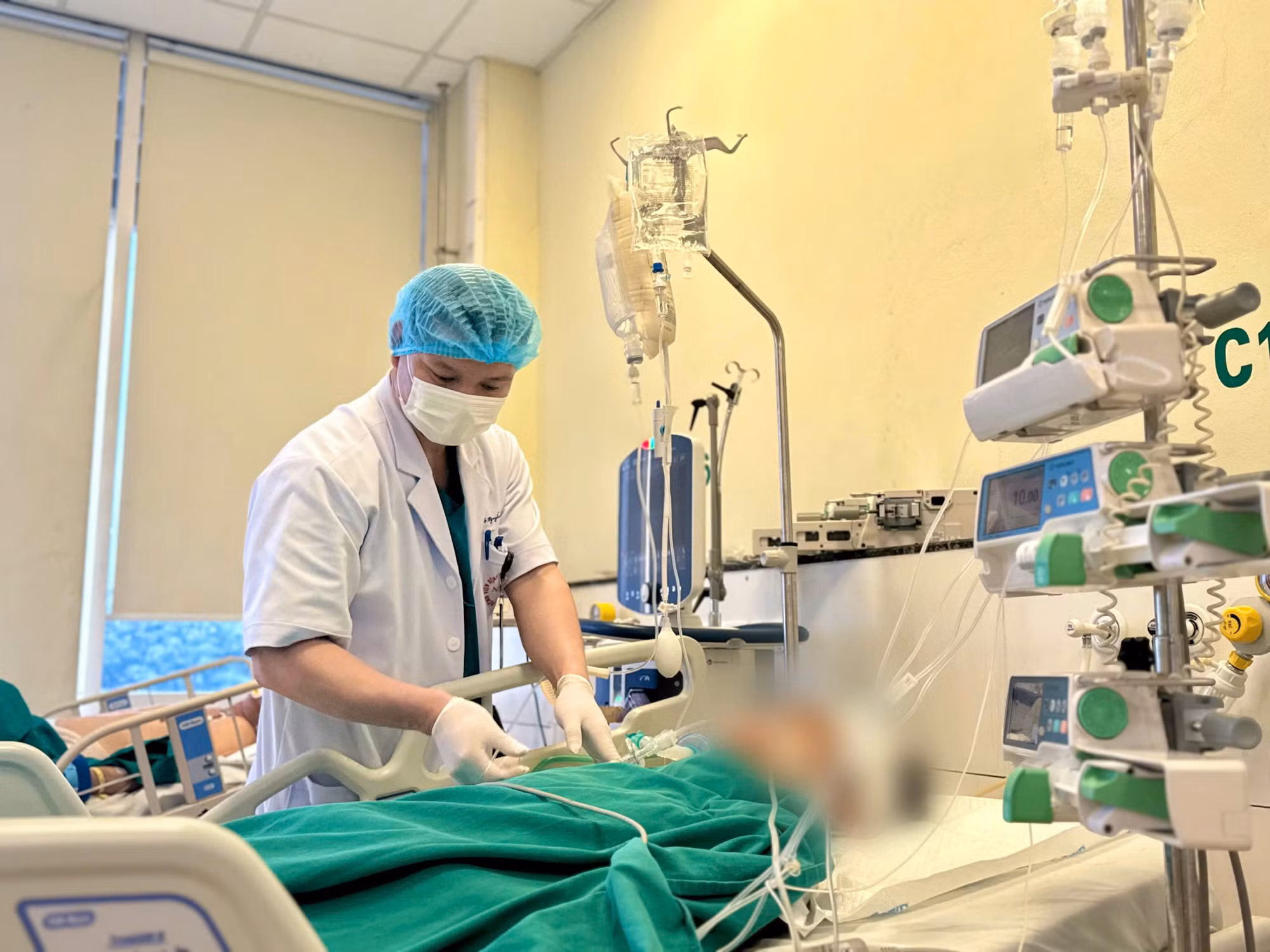 Bỏ qua thủ tục viện phí, giành giật sự sống cho nam thanh niên 