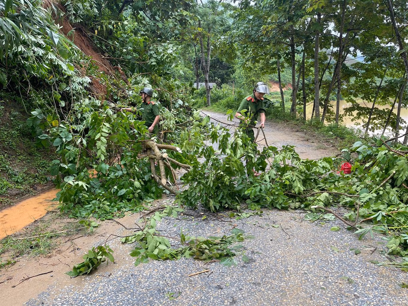 Công an xã giúp dân khắc phục hậu quả mưa lũ -0