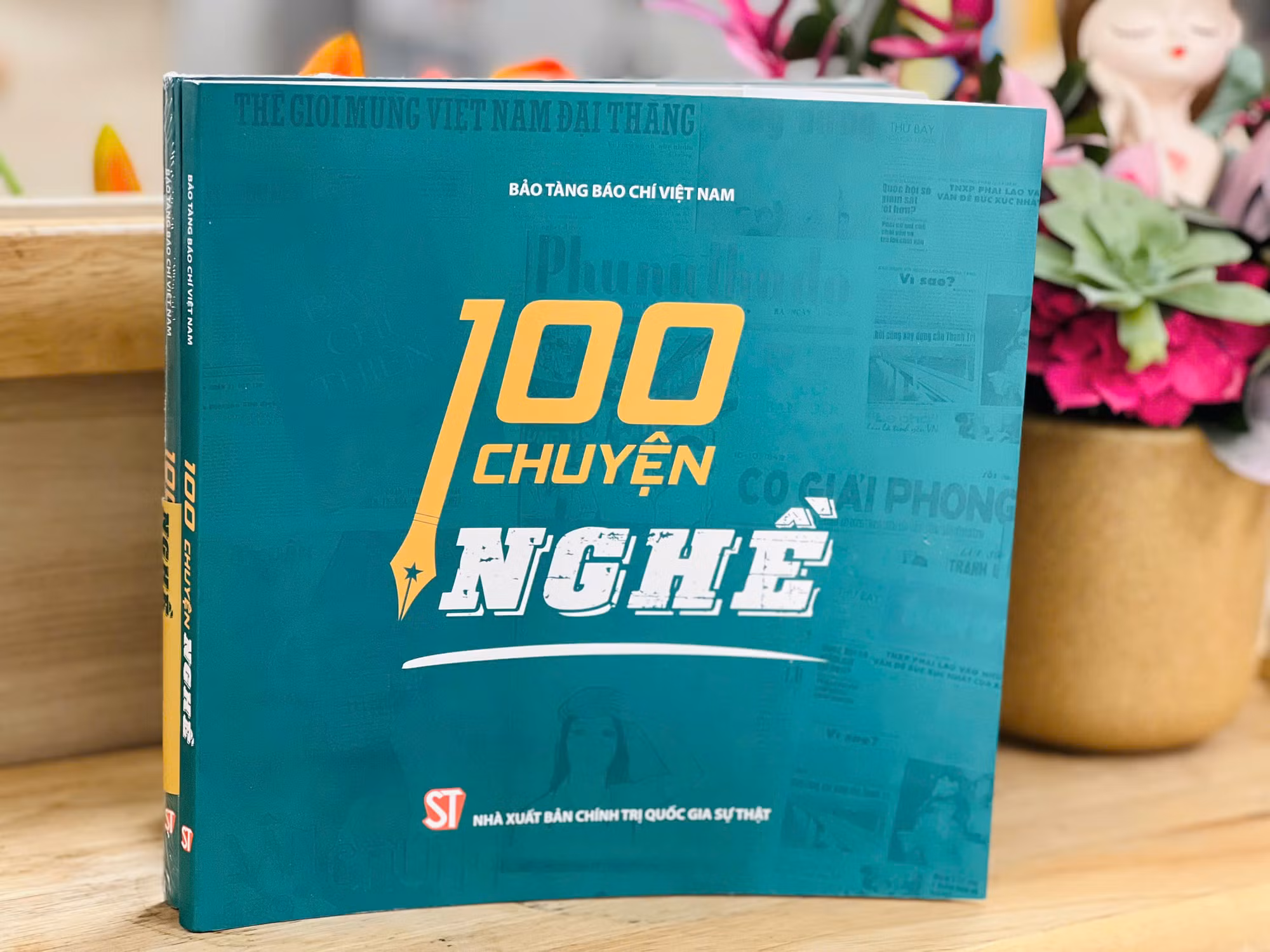 Xuất bản cuốn sách về nghề báo - “100 chuyện nghề” -0
