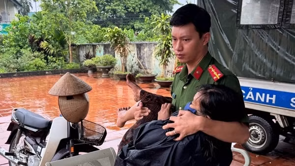 Công an xã cứu người phụ nữ bị thương trong cơn mưa