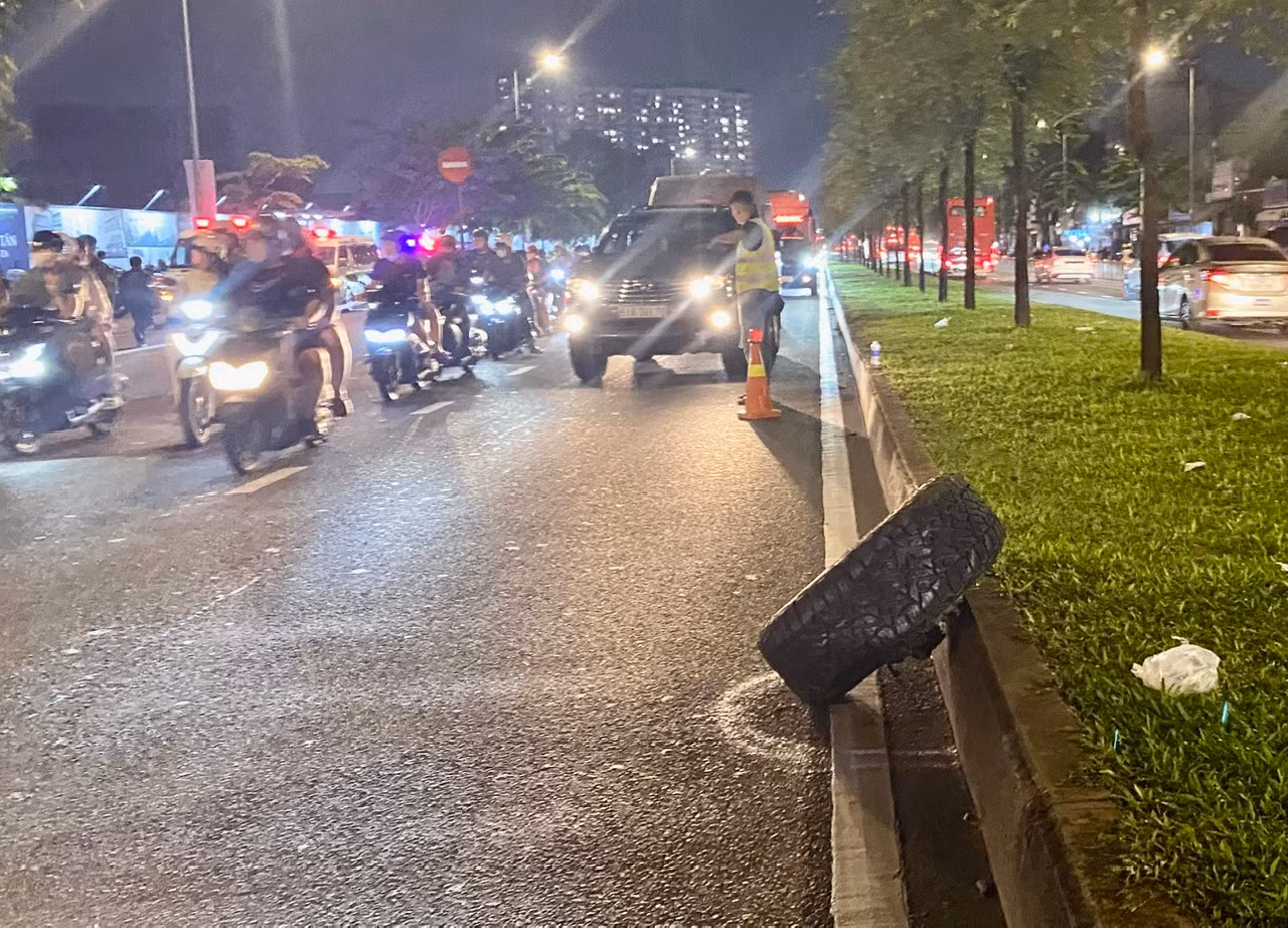 Người thân&nbsp; ngất xỉu tại hiện trường vụ xe Jeep tông 2 người tử vong ở Bình Tân -0