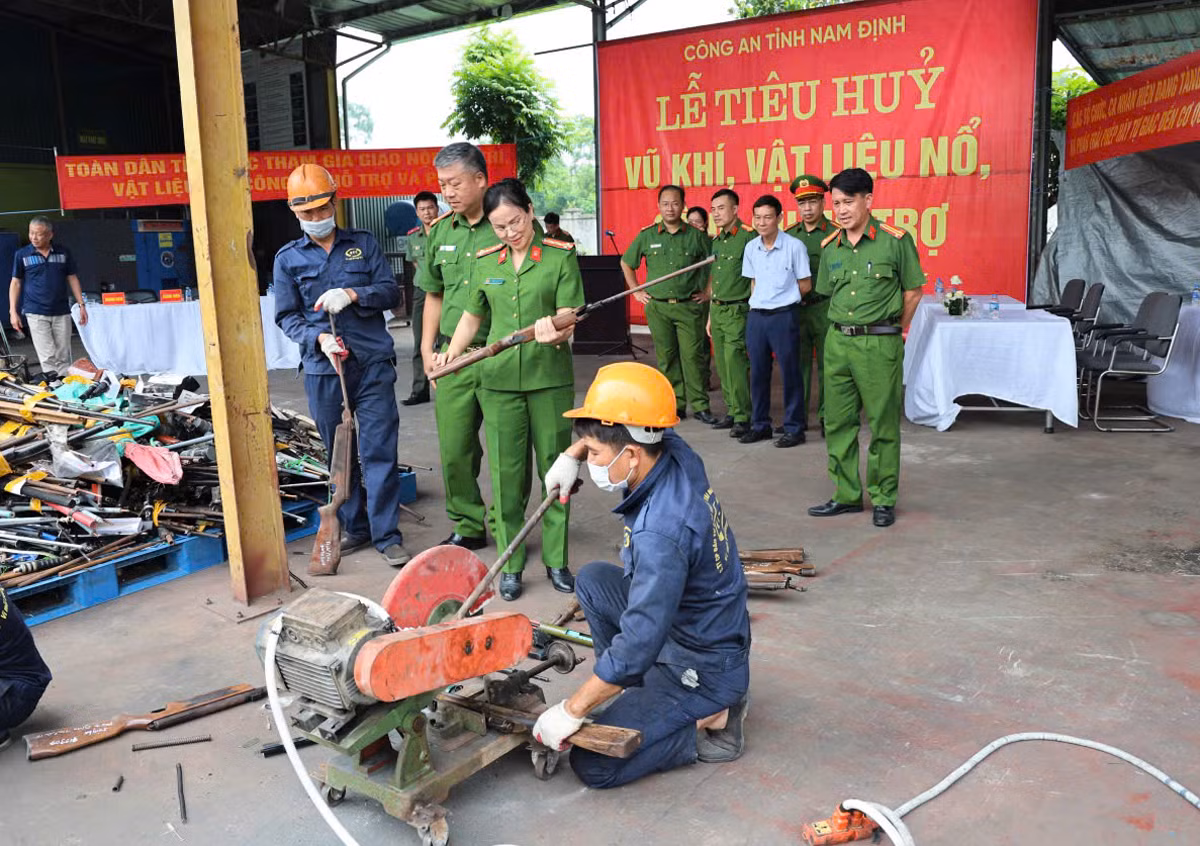 Tiêu hủy hàng nghìn vũ khí, vật liệu nổ và công cụ hỗ trợ -0