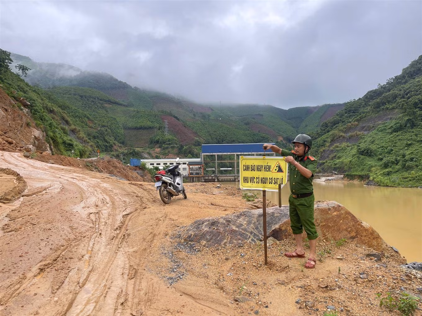Công an xã giúp dân khắc phục hậu quả mưa lũ -1