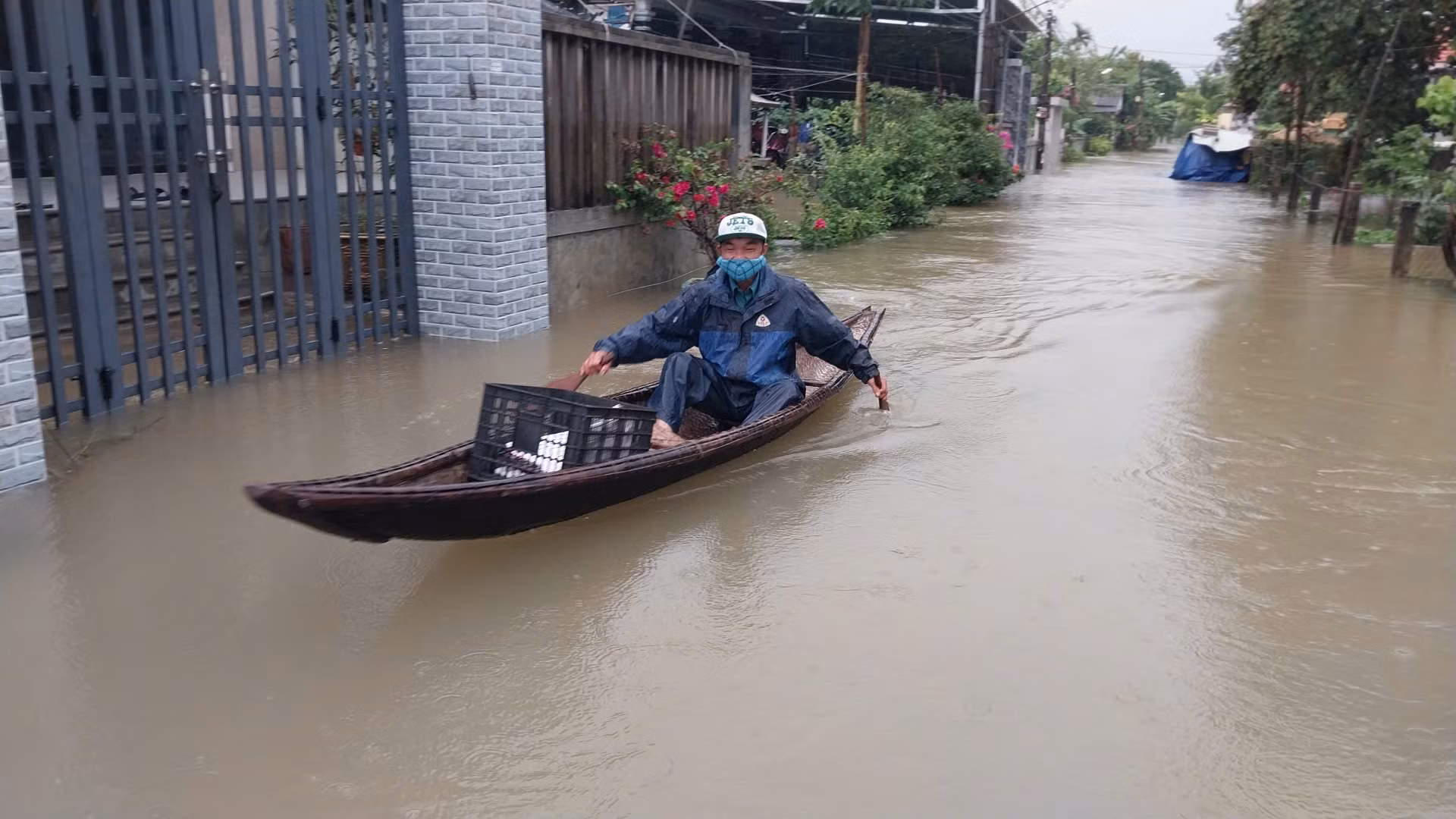 Chìm thuyền giữa dòng nước lũ, 2 người đàn ông tử vong thương tâm -0