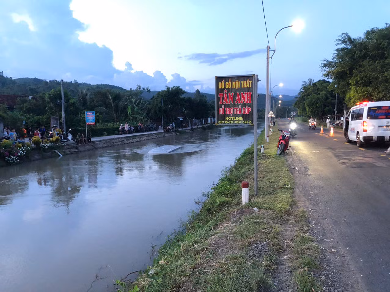  14 người được giải cứu trong vụ xe khách lao xuống kênh sau khi tông xe máy -0