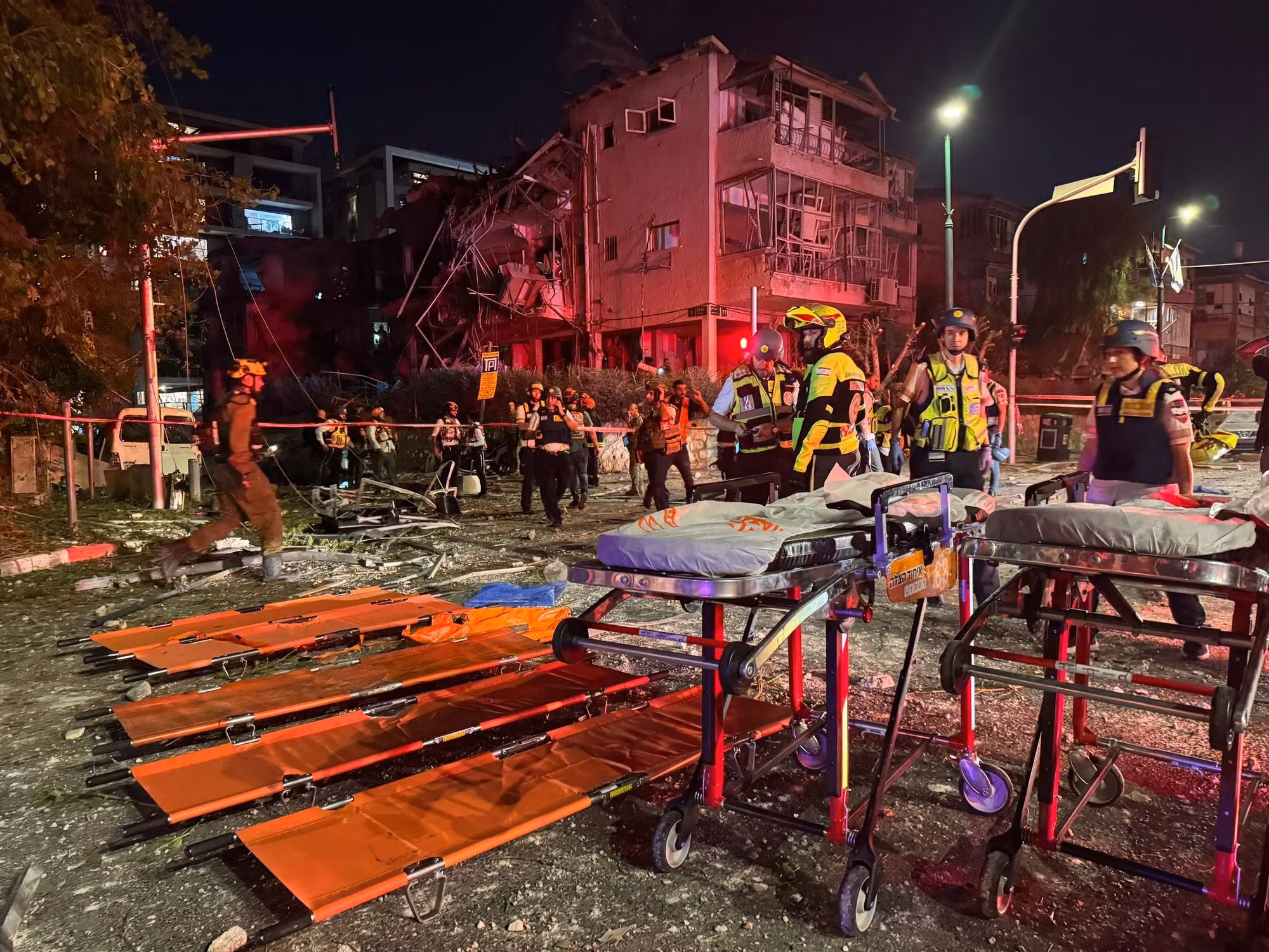 Iran dội bão hỏa lực trả đũa Israel, Tel Aviv 