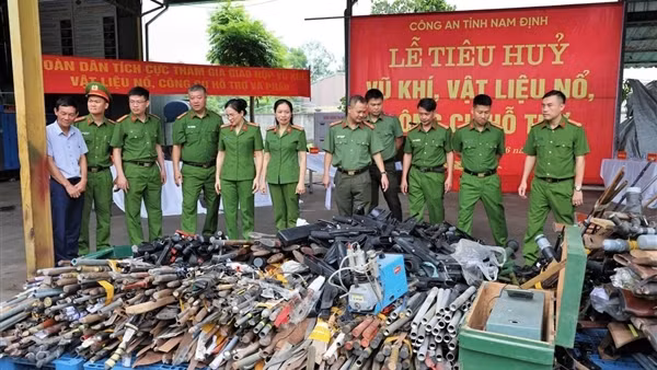 Công an Nam Định tiêu hủy hàng nghìn vũ khí, vật liệu nổ và công cụ hỗ trợ