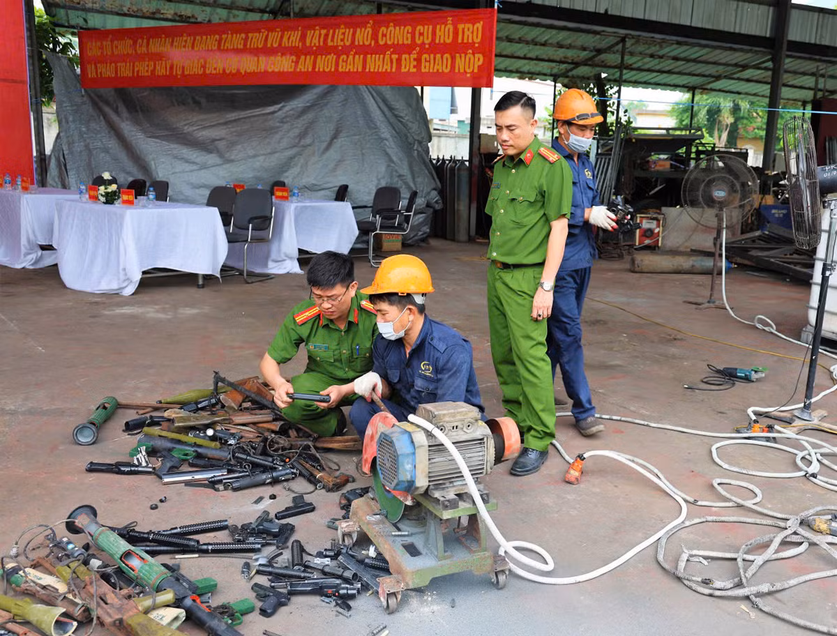 Tiêu hủy hàng nghìn vũ khí, vật liệu nổ và công cụ hỗ trợ -1