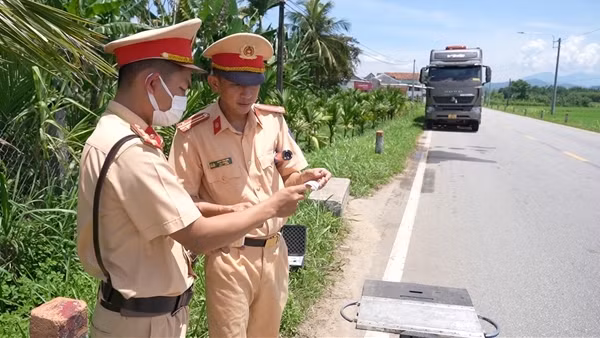 Công an Quảng Ngãi xử phạt nghiêm xe 3 đầu kéo, ô tô tải chở cát quá tải