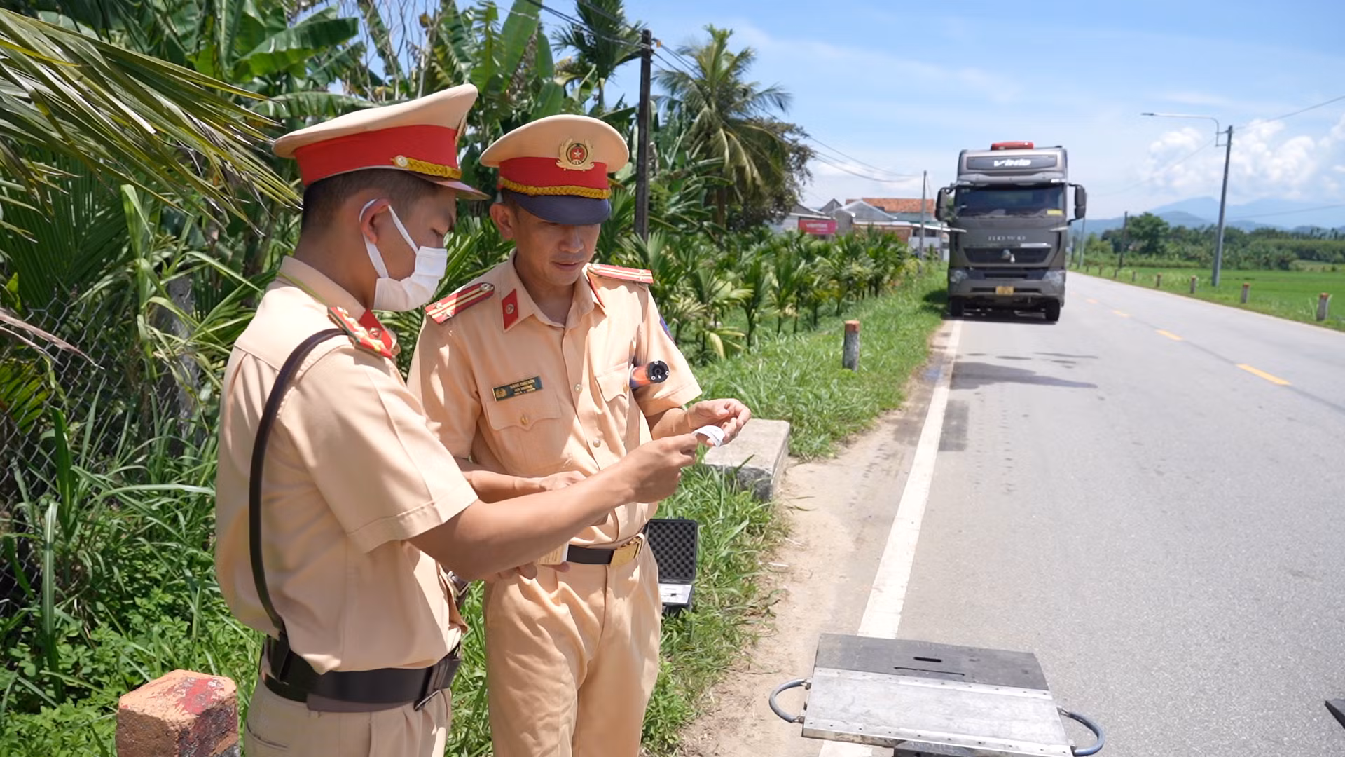 Quảng Ngãi: CSGT xử phạt 3 đầu kéo, ô tô tải chở cát quá tải trên 220 triệu đồng -0