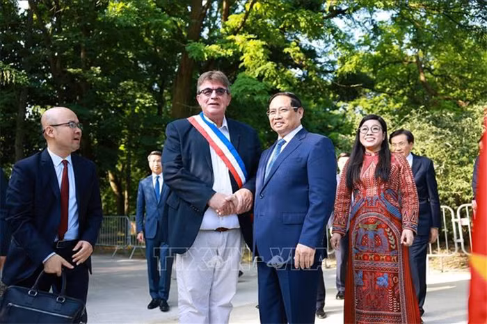 Thủ tướng Phạm Minh Chính đặt vòng hoa và thăm khu tưởng niệm Chủ tịch Hồ Chí Minh tại Montreuil, Pháp -0