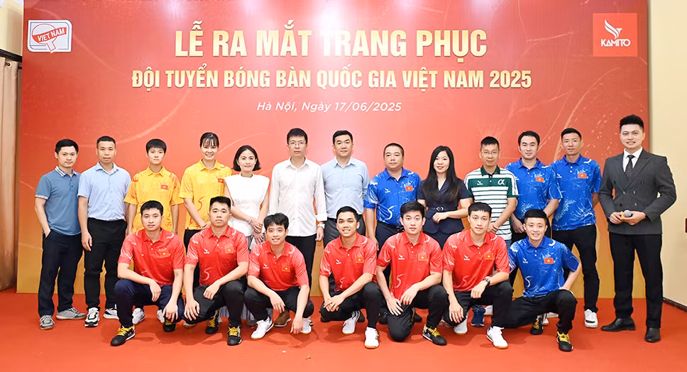 Trang phục họa tiết hoa sen đồng hành cùng Đội tuyển bóng bàn Việt Nam -0
