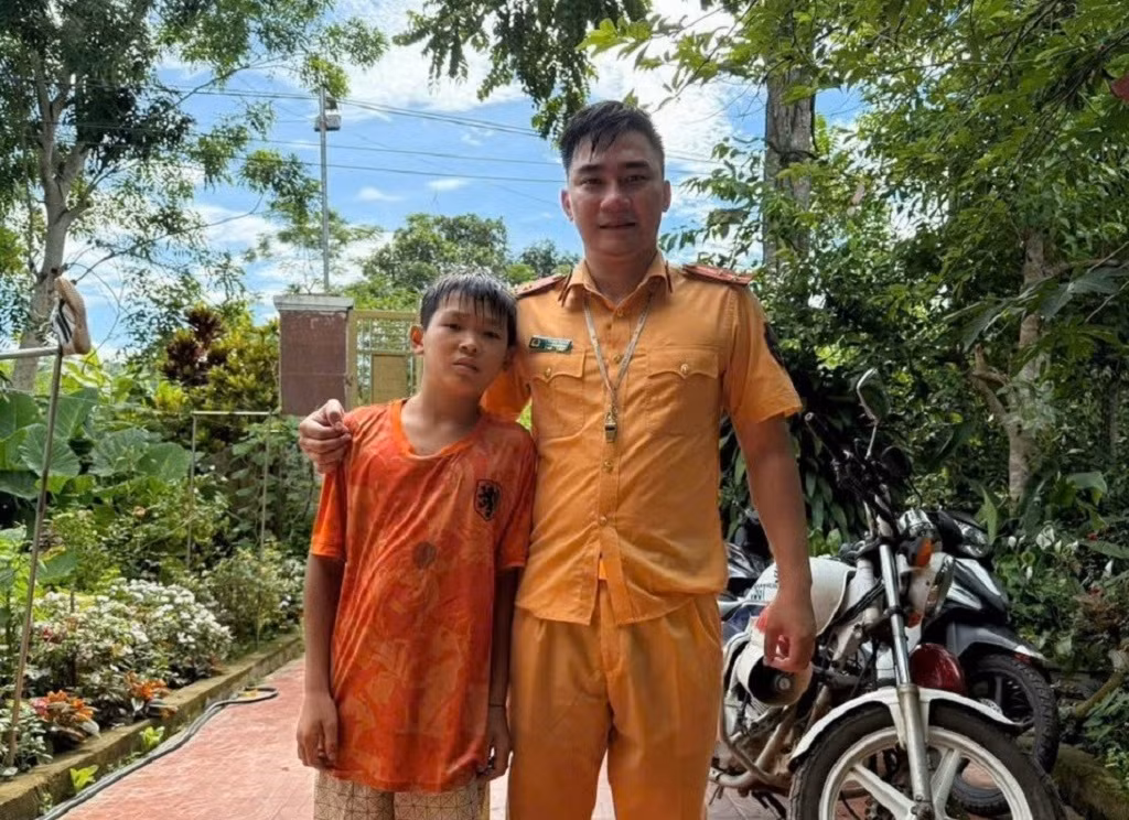 Thượng úy CSGT&nbsp;bơi ra giữa dòng nước xiết cứu cháu bé -0