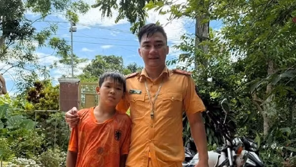 Thượng úy CSGT&nbsp;bơi ra giữa dòng nước xiết cứu cháu bé