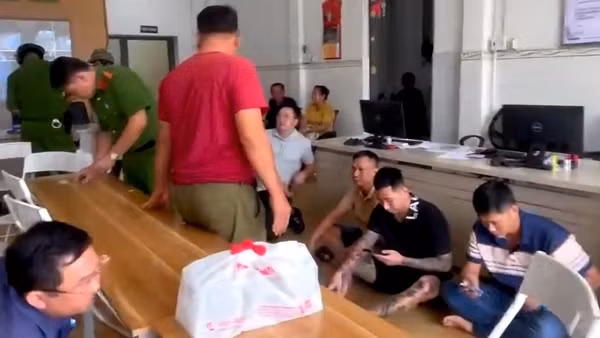 Bắt quả tang nhóm đối tượng làm sổ đỏ giả bán 2 lô đất lấy 8 tỷ đồng
