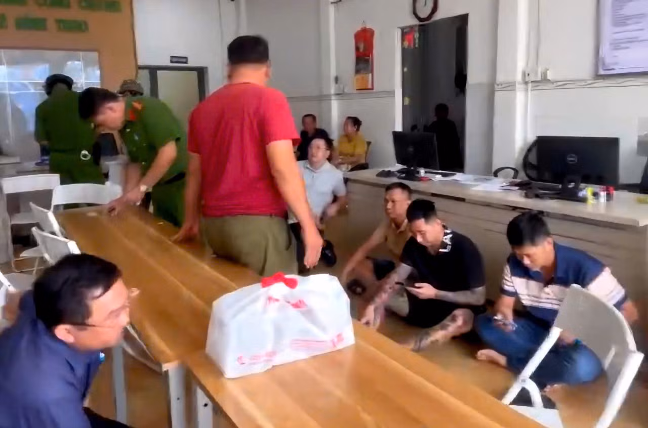 Làm “sổ đỏ” giả bán 2 lô đất lấy 8 tỷ đồng thì bị bắt quả tang -0