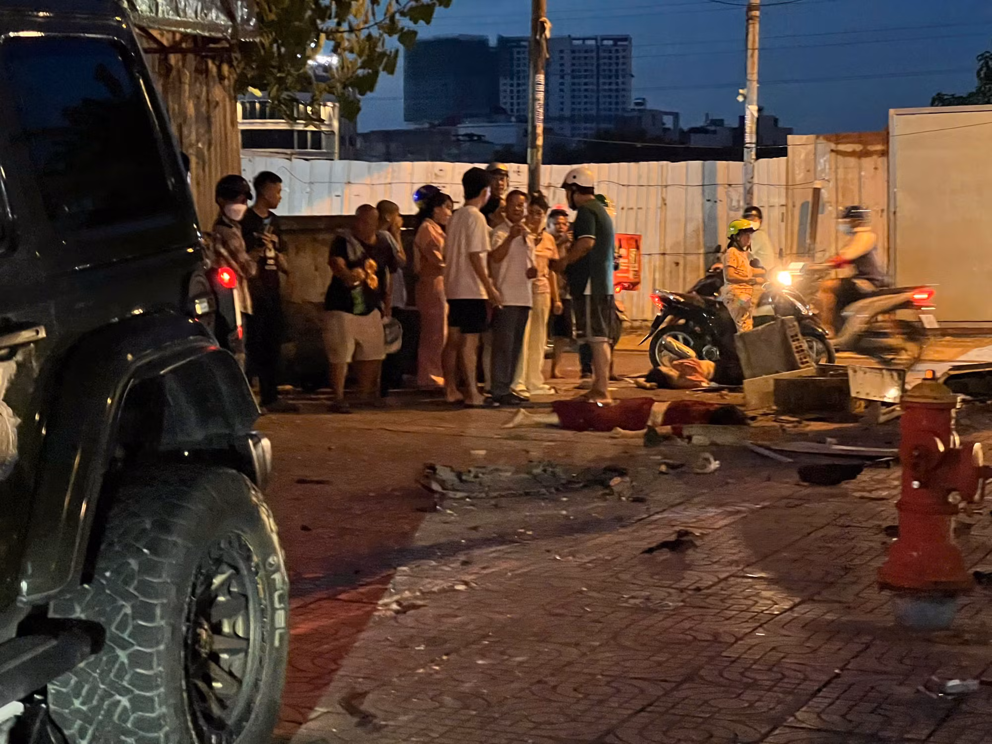 Hai người trên xe Jeep rời khỏi hiện trường sau vụ va chạm khiến 2 người tử vong -0