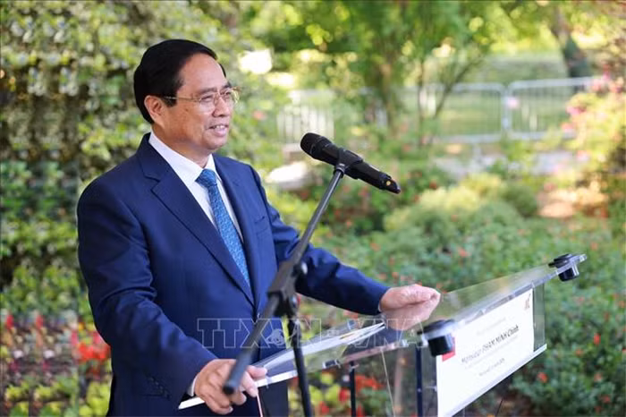 Thủ tướng Phạm Minh Chính đặt vòng hoa và thăm khu tưởng niệm Chủ tịch Hồ Chí Minh tại Montreuil, Pháp -0