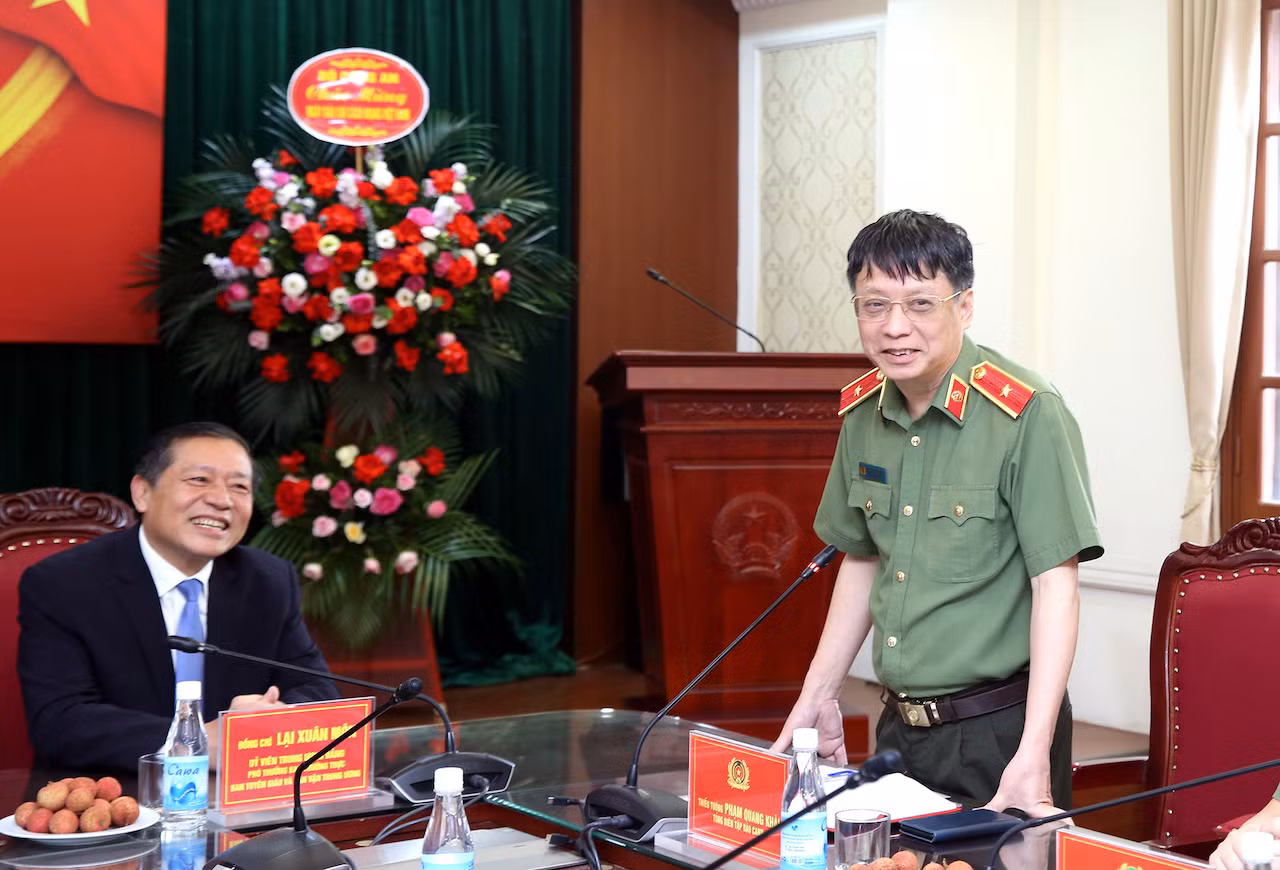 Phó trưởng Ban Thường trực Ban Tuyên giáo và Dân vận Trung ương Lại Xuân Môn thăm, chúc mừng Báo CAND -0
