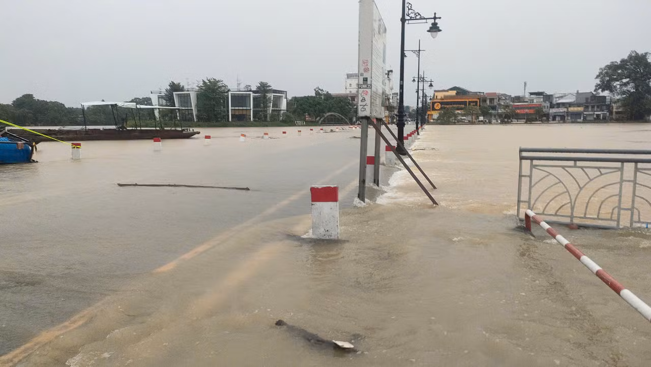 Nhiều vùng ở Huế ngập lụt sâu, người dân dùng ghe, thuyền để đi lại -0