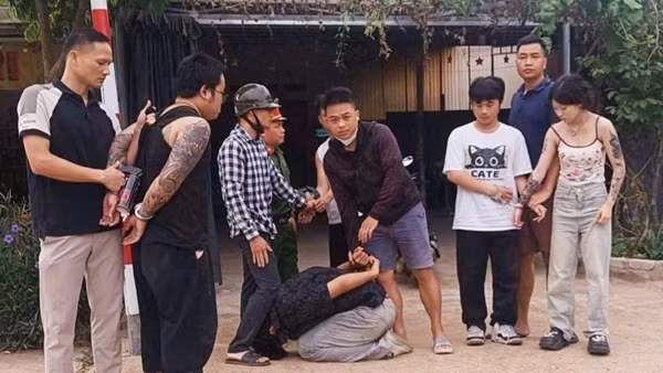 Nhóm đối tượng người nước ngoài dùng bình xịt hơi cay cướp ô tô trên cao tốc