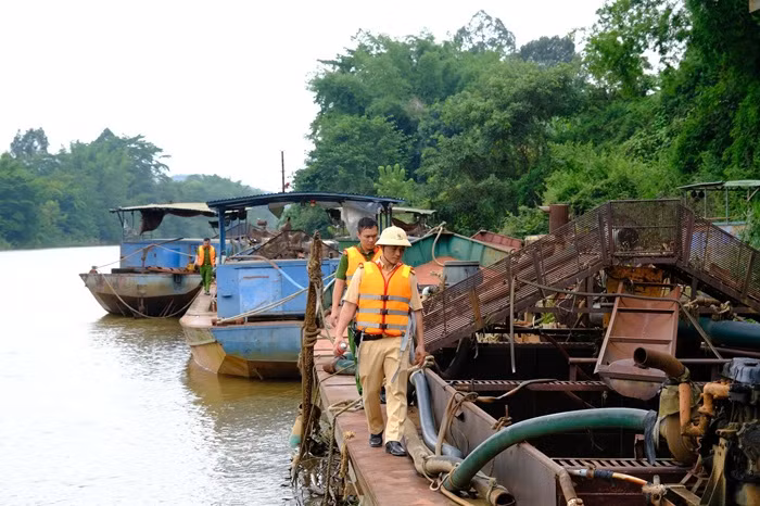 Xác minh 27 thuyền hút cát vắng chủ trên sông Đồng Nai -0