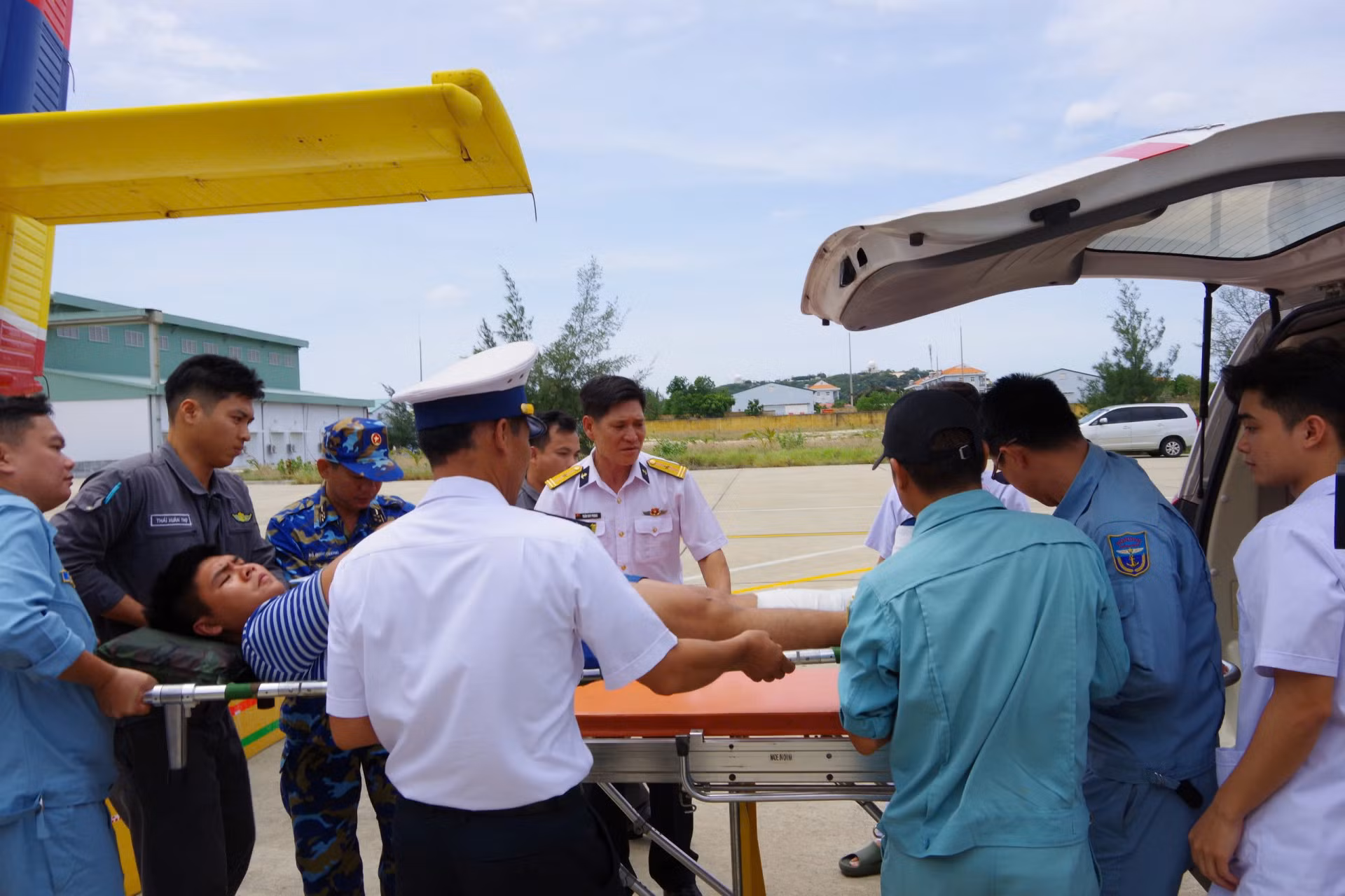  Điều thủy phi cơ bay ra Trường Sa đưa hai bệnh nhân về đất liền điều trị -0