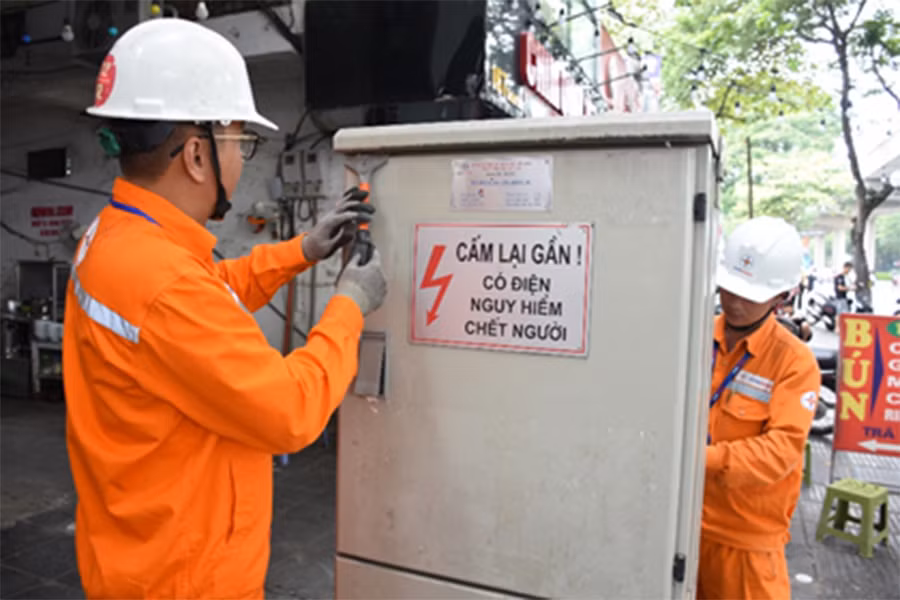 Cảnh báo nguy hiểm từ việc dán quảng cáo ở các trạm điện, tủ điện -0