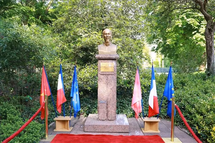 Thủ tướng Phạm Minh Chính đặt vòng hoa và thăm khu tưởng niệm Chủ tịch Hồ Chí Minh tại Montreuil, Pháp -0