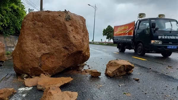 Tạm dừng tham quan báo đảo Sơn Trà do mưa lớn gây sạt lở nghiêm trọng