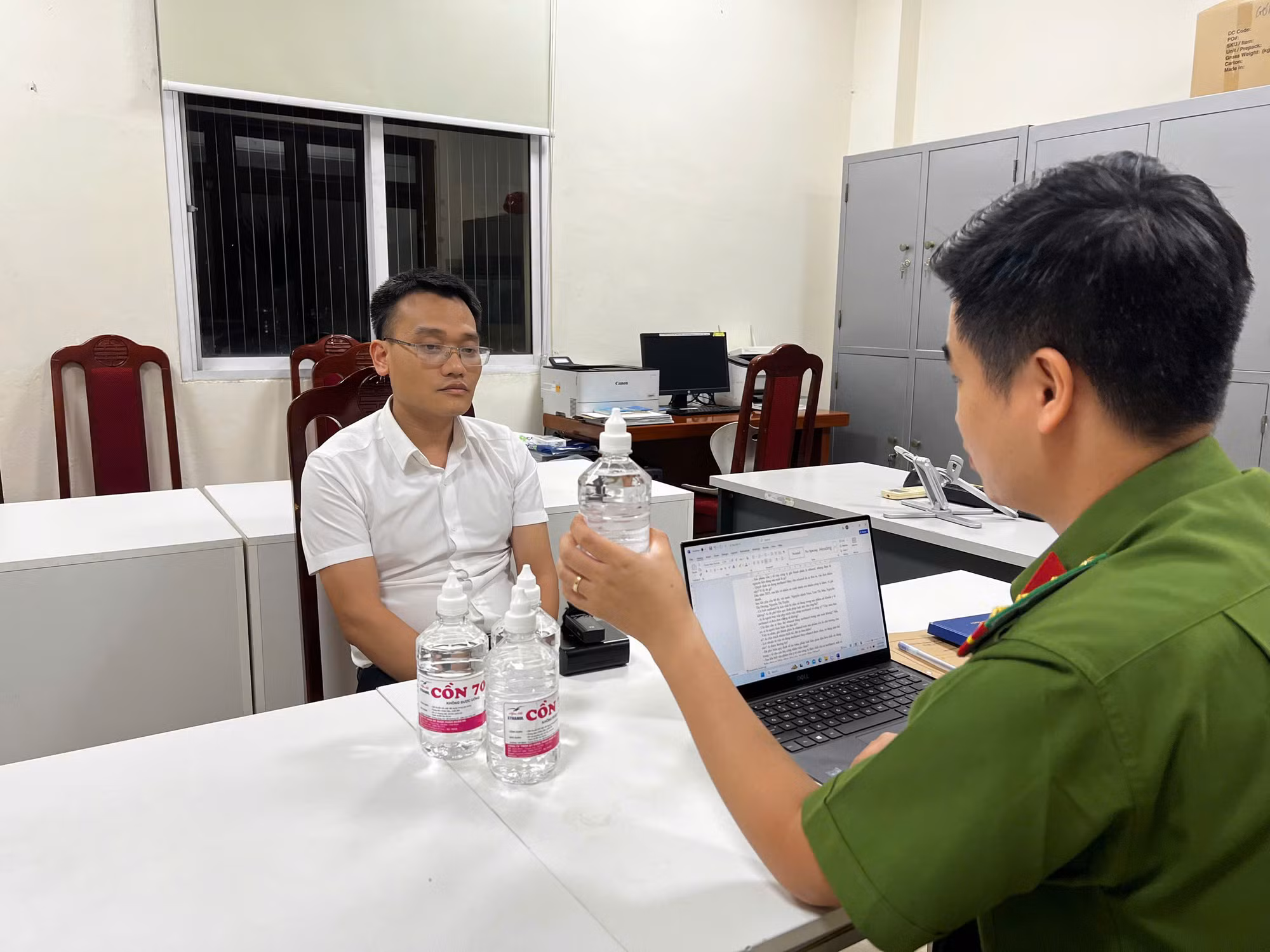Phó chủ tịch UBND thị trấn cùng em trai sản xuất cồn giả -1