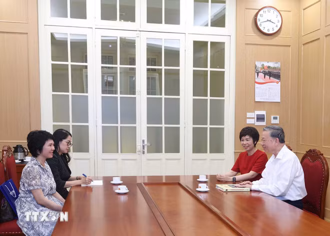 TTXVN trân trọng tặng Tổng Bí thư Tô Lâm sách ảnh 100 năm Báo chí Cách mạng -0
