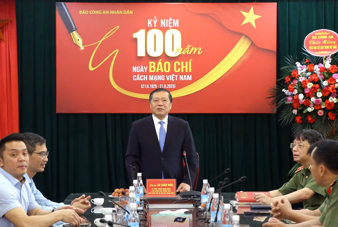Phó trưởng Ban Thường trực Ban Tuyên giáo và Dân vận Trung ương Lại Xuân Môn thăm, chúc mừng Báo CAND -0