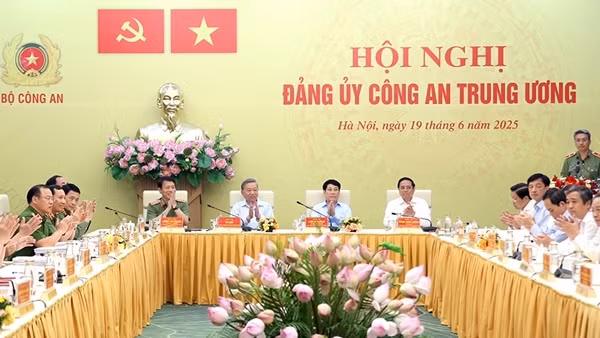 Tổng Bí thư dự và chỉ đạo Hội nghị Đảng ủy Công an Trung ương 6 tháng đầu năm 2025