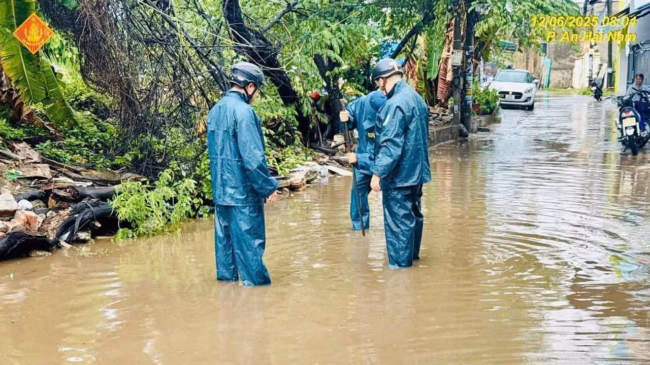 Công an TP Đà Nẵng phương triển khai các phương án ứng phó, sẵn sàng bảo vệ an toàn cho nhân dân -2