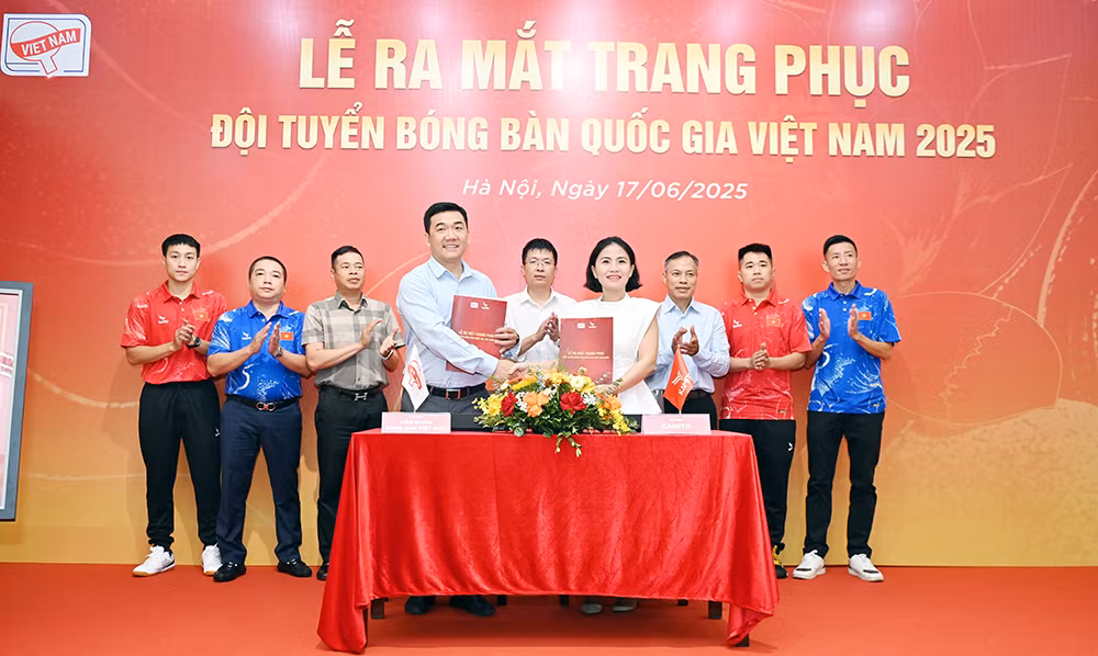 Trang phục họa tiết hoa sen đồng hành cùng Đội tuyển bóng bàn Việt Nam -0