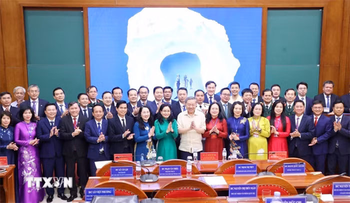 Tổng Bí thư Tô Lâm với các học viên Lớp Bồi dưỡng, cập nhật kiến thức, kỹ năng đối với cán bộ quy hoạch Ủy viên Ban Chấp hành Trung ương Đảng khóa XIV (Lớp thứ tư). (Ảnh: Văn Điệp/TTXVN)