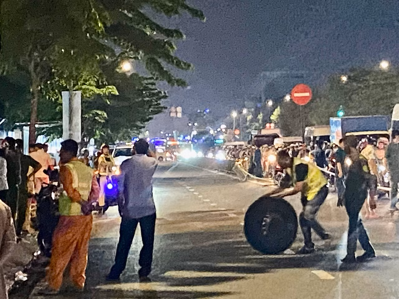 Người thân&nbsp; ngất xỉu tại hiện trường vụ xe Jeep tông 2 người tử vong ở Bình Tân -1