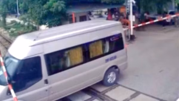 Xử phạt tài xế xe khách cố vượt đường ngang khi tàu sắp đến