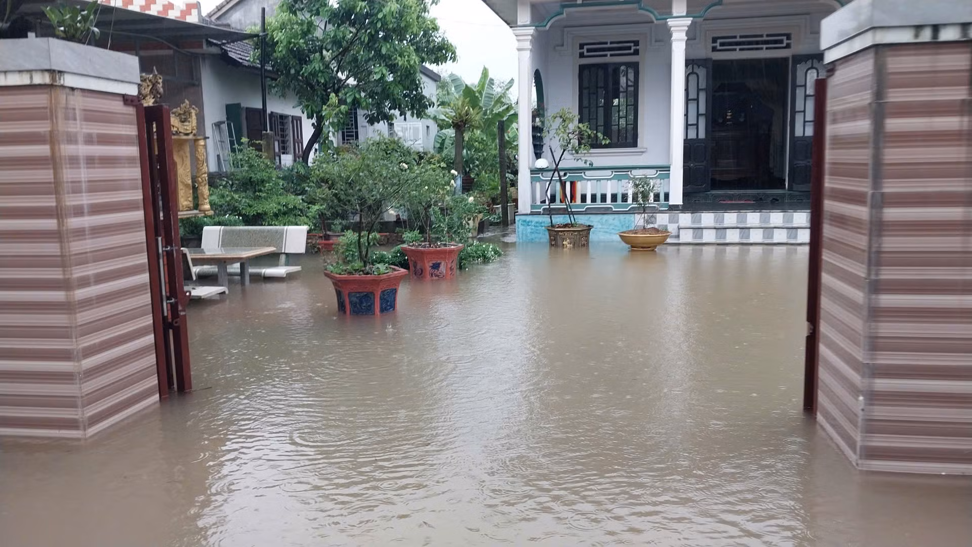 Nhiều vùng ở Huế ngập lụt sâu, người dân dùng ghe, thuyền để đi lại -0