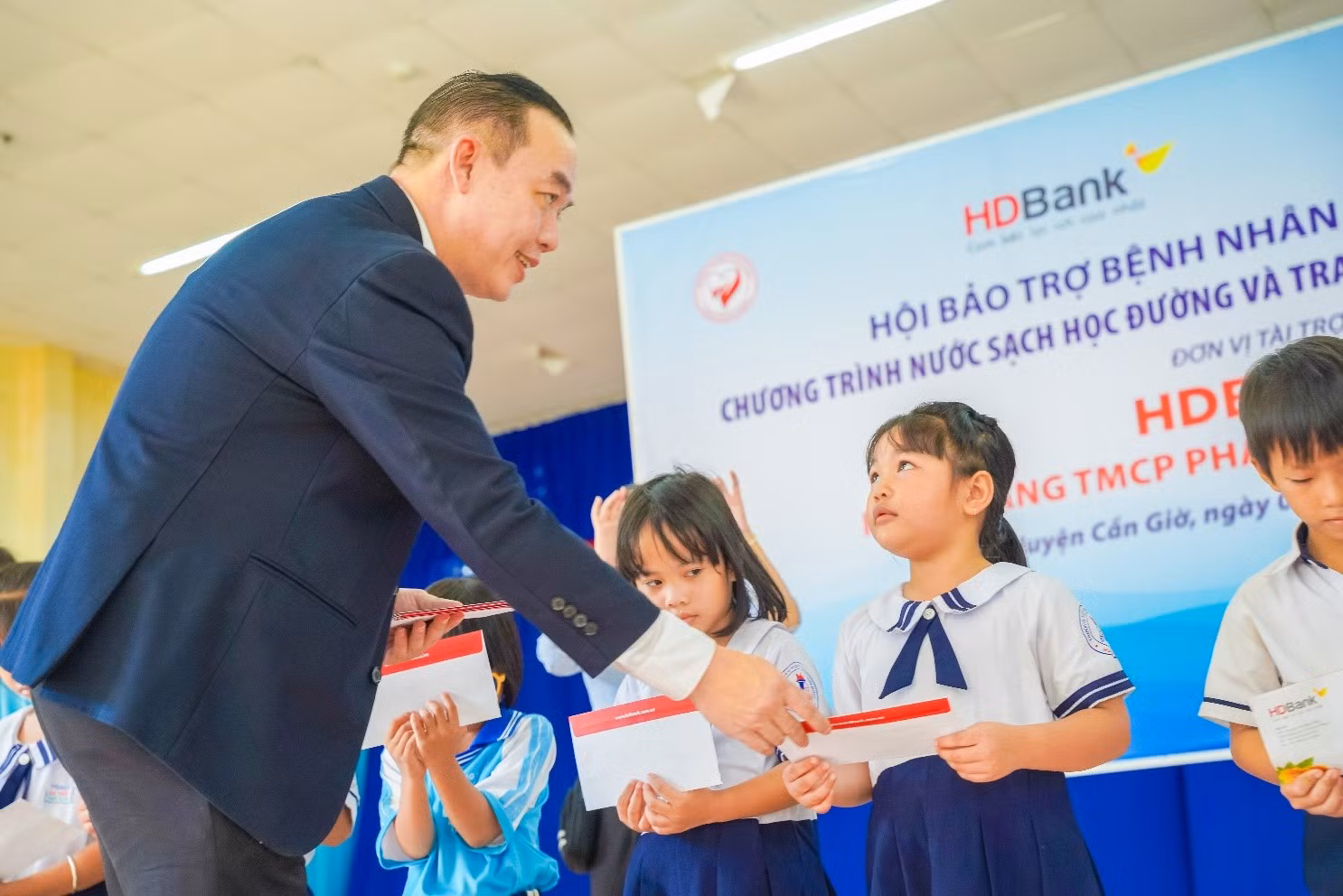5 tháng đầu năm, HDBank tặng 2.000 căn nhà tình thương -0
