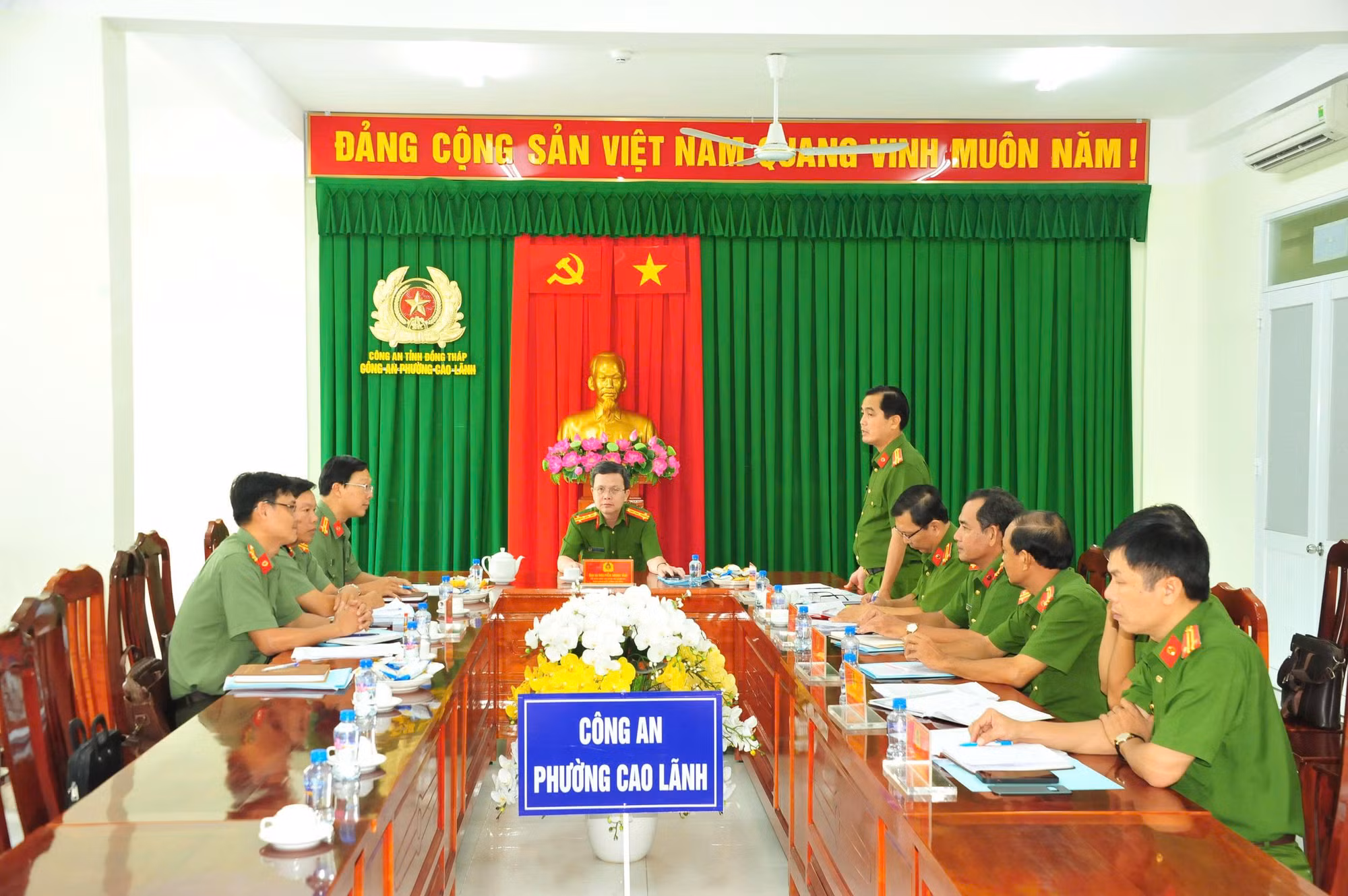 đại diện ban chỉ huy công an phường cao lãnh báo cáo với đồng chí phó giám đốc công an tỉnh.jpg -0