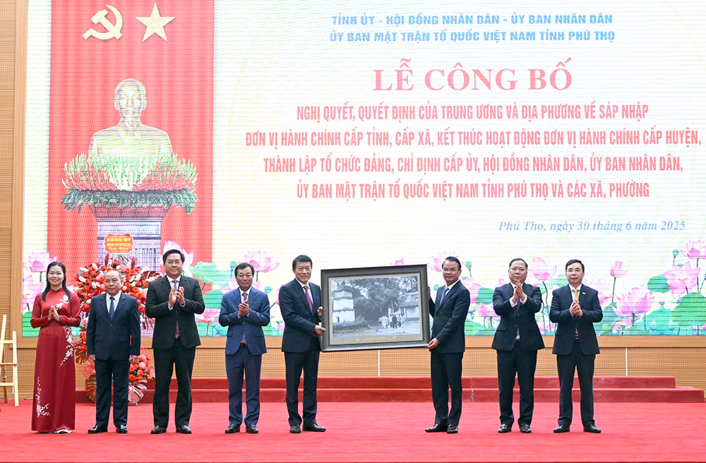 Lễ công bố các Nghị quyết, Quyết định của Trung ương, của tỉnh về sắp xếp tổ chức bộ máy và đơn vị hành chính của tỉnh Phú Thọ -0