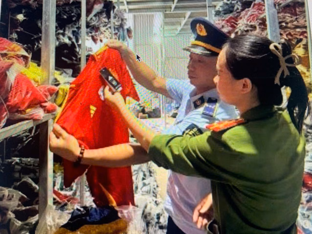 Kinh doanh hàng hoá giả mạo nhãn hiệu của các thương hiệu lớn, chủ kho hàng bị khởi tố -0