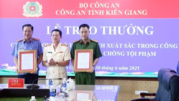Trao thưởng 2 đơn vị bắt nhóm đối tượng lừa bán đất Sân bay Quốc tế Phú Quốc