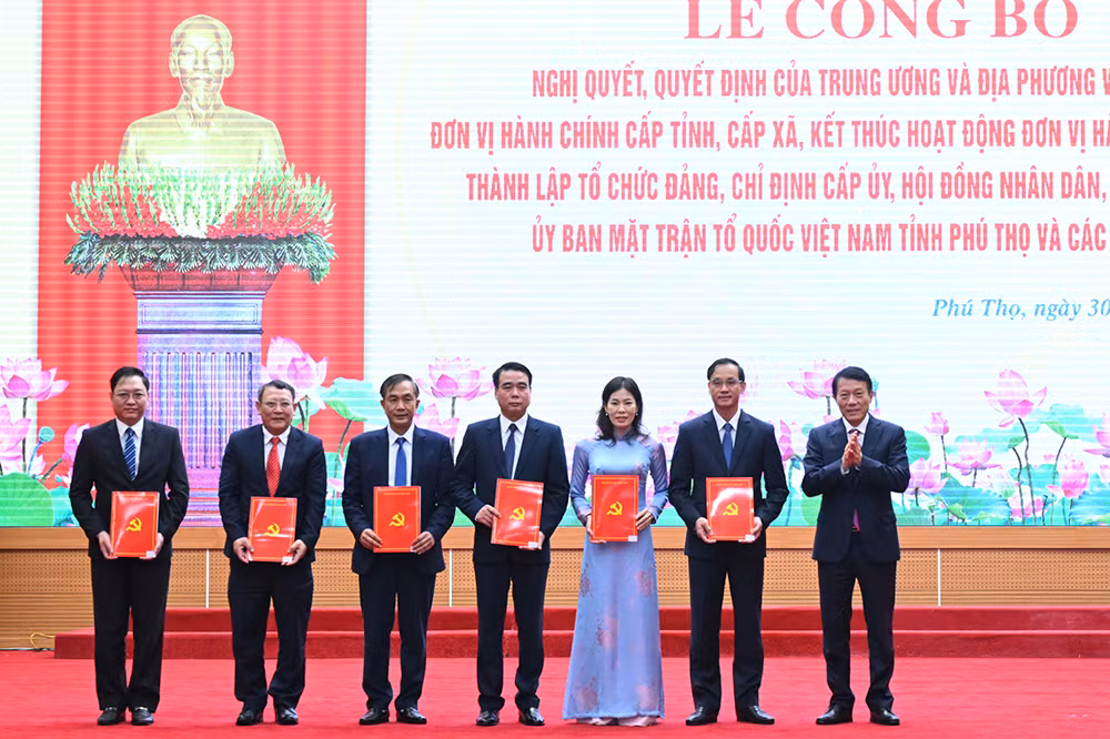 Lễ công bố các Nghị quyết, Quyết định của Trung ương, của tỉnh về sắp xếp tổ chức bộ máy và đơn vị hành chính của tỉnh Phú Thọ -0