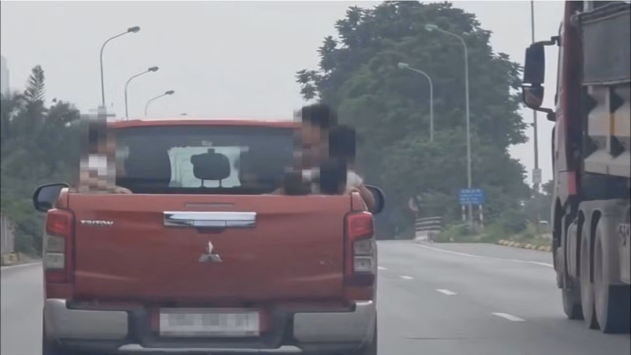 Tài xế làm liều chở nhiều trẻ nhỏ ở thùng xe bán tải trên Đại lộ Thăng Long -0