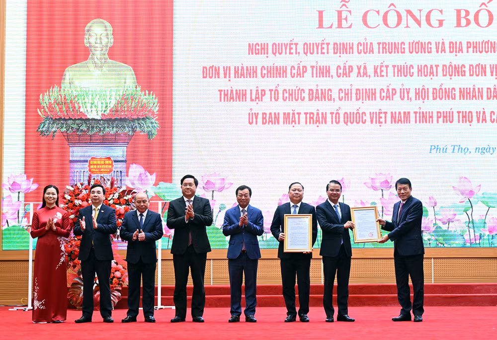 Lễ công bố các Nghị quyết, Quyết định của Trung ương, của tỉnh về sắp xếp tổ chức bộ máy và đơn vị hành chính của tỉnh Phú Thọ -0